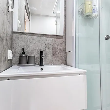 3 Stylish At A Great Location In Γάνδη