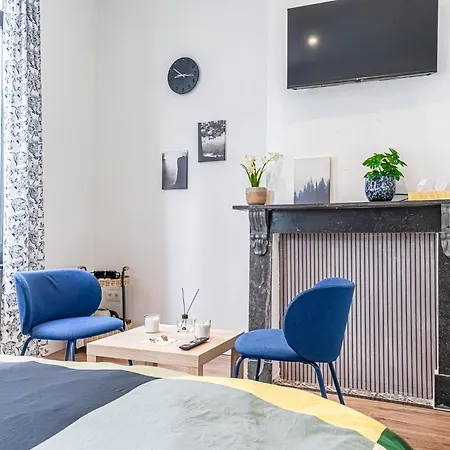 3 Stylish At A Great Location In Apartment *