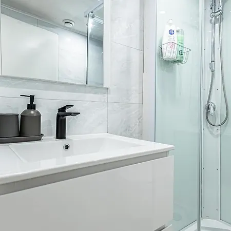 Apartment 3 Stylish At A Great Location In