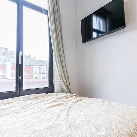 Apartment 3 Stylish At A Great Location In *