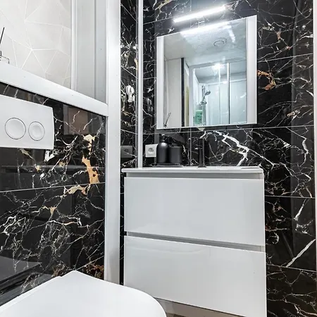 3 Stylish At A Great Location In Apartment