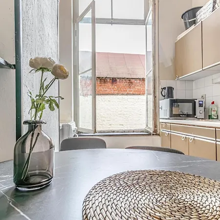 3 Stylish At A Great Location In Apartment *