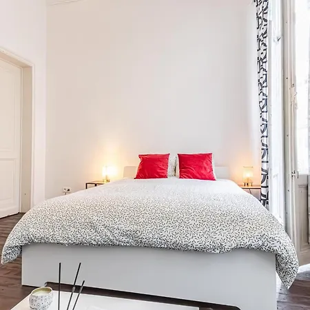 Apartment 3 Stylish At A Great Location In