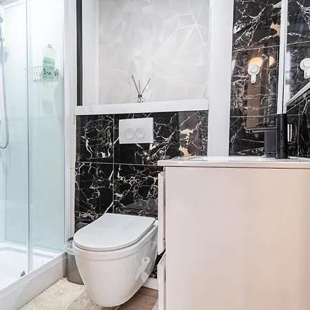 Apartment 3 Stylish At A Great Location In