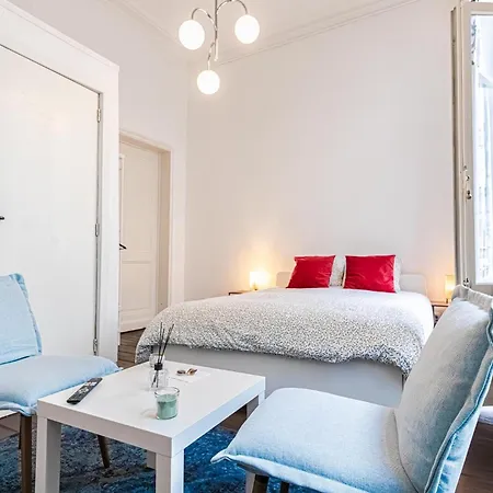 3 Stylish At A Great Location In Apartment *